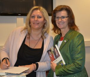 Eunike Grahofer signiert das Buch die Hechals