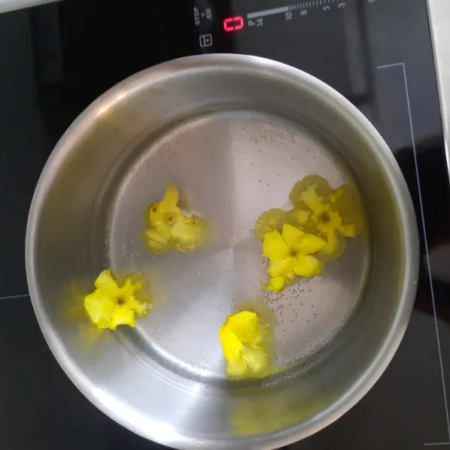 Zur Zubereitung des Königskerzentees wird ein Esslöffel Königskerzenblütenblätter in Wasser gegeben