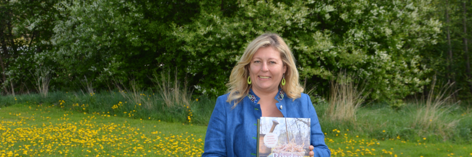 Eunike Grahofer mit ihrem neuen Buch Rindenmedizin