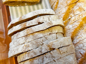 Brot mit der Geheimzutat Birkenrindenmehl geschnitten
