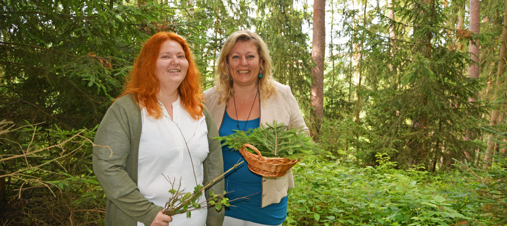 Bei Veranstaltungen sammeln Denise und Eunike Grahofer Rinden. Denise und Eunike Grahofer mit einem Korb voller Zweige im Wald