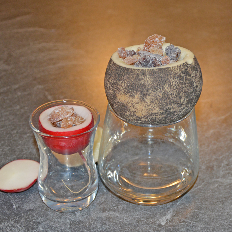 Rettich gefüllt mit Kandiszucker: Der Sirup der ins Glas fließen wird ist ein Turbomittel gegen Erkältung und Reizhusten